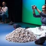 Szenenfoto der TdjW-Inszenierung 'Fische und süsser Brei'; Foto: TdjW