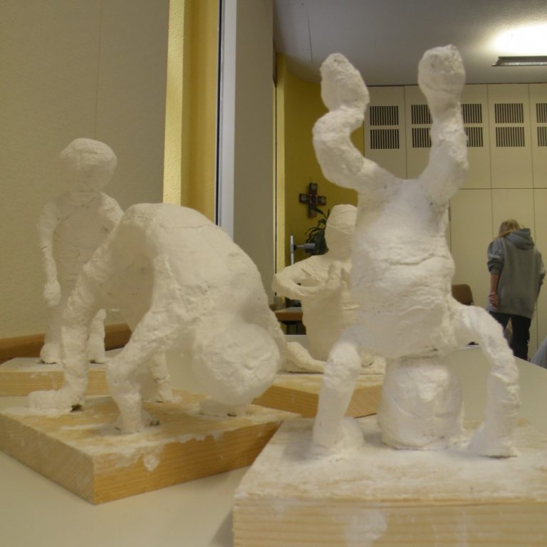 Gipsfiguren in Szene setzen