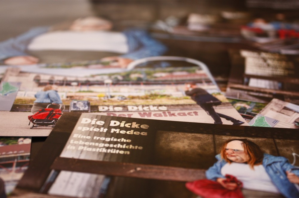 ‚Die Dicke‘ Plakate Und Flyer; Foto: Carsten Bach