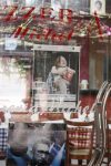 Werbung für 'Die Dicke - spielt Medea' in einem Restaurant in Tlemcen