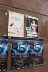 Werbung für 'Die Dicke - spielt Medea' am Hotel in Tlemcen