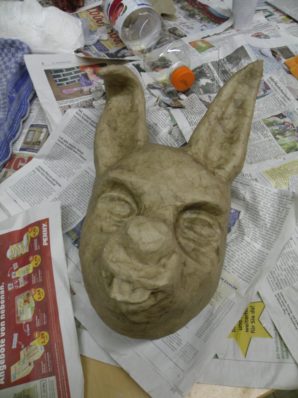 'März-Hase'-Maske von Nadja; letzte Papierschicht trocknet