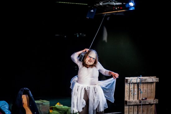Szenenfoto "Die Dicke spielt Medea" von und mit Figurenspielerin Julia Raab; Foto: Oliver Röckle