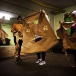 Materialtheater-Improvisation mit Papier bei GIRLS IN ACTION - Mädchen*Theatercamp im WaJut Halle (Saale)