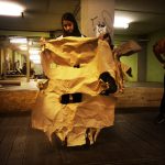 Materialtheater-Improvisation mit Papier bei GIRLS IN ACTION - Mädchen*Theatercamp im WaJut Halle (Saale)