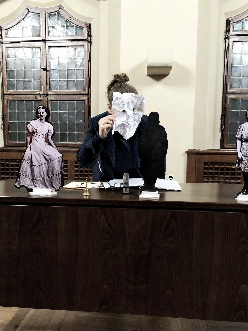 Julia Raab trägt eine Maske in dieser Szene der 10. Vorstellung der Szenischen Lesung „Im Frühling hat man keine Lust zu sterben“ im Alten Rathaus der Lutherstadt Wittenberg