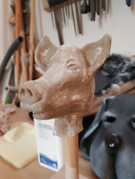 Figurenkopf aus Hatovit gegossen von Figurenspielerin Julia Raab im Atelier fiese8 für die Produktion 'Der schwarze Hund'