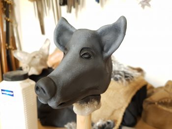 Figurenkopf aus Hatovit, bemalt von Figurenspielerin Julia Raab im Atelier fiese8 für die Produktion 'Der schwarze Hund'