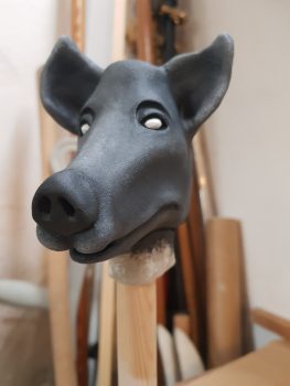 Figurenkopf aus Hatovit, bemalt von Figurenspielerin Julia Raab im Atelier fiese8 für die Produktion 'Der schwarze Hund'