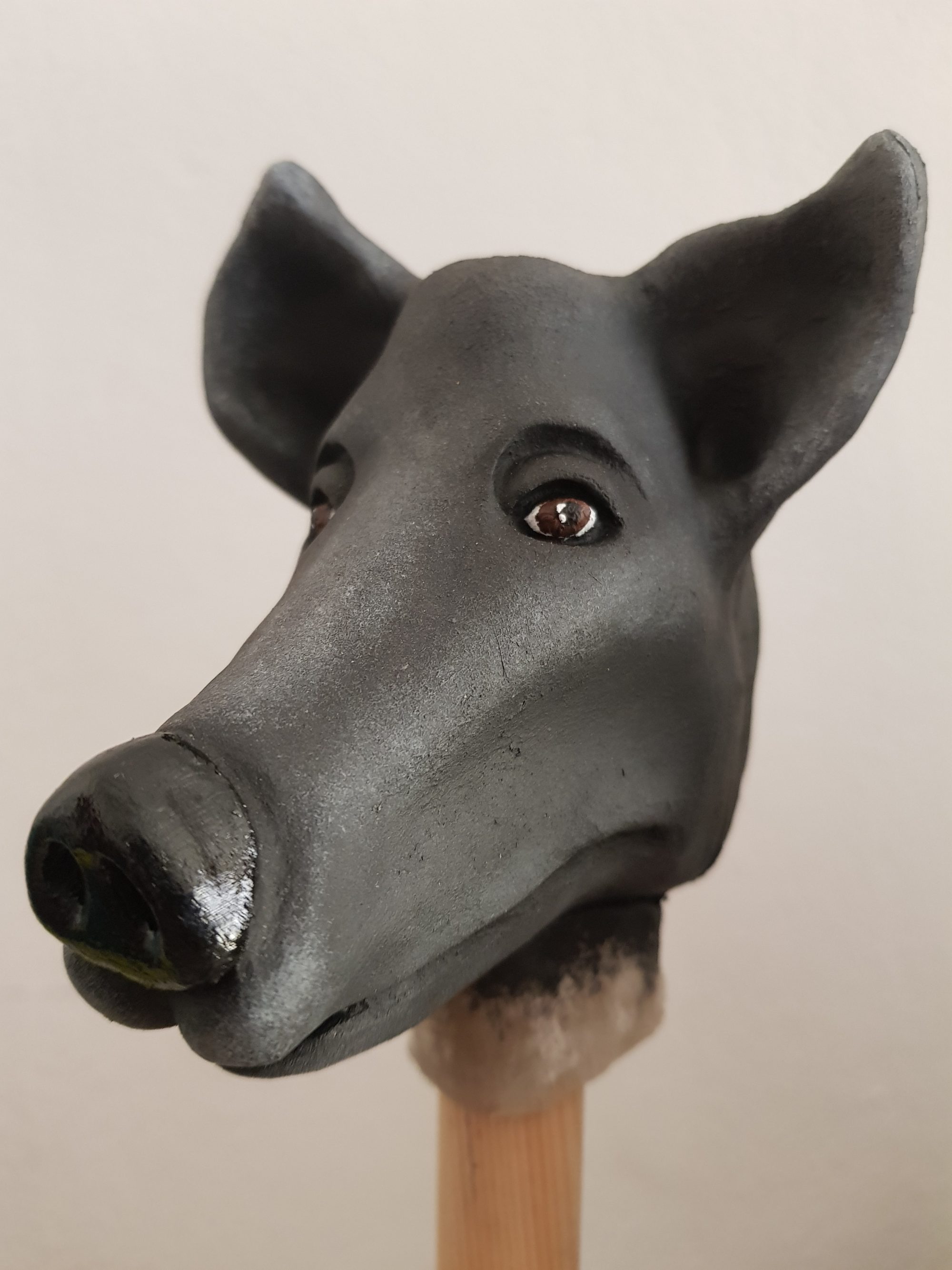 Handpuppenkopf für die Produktion 'Der schwarze Hund', gebaut von Figurenspielerin Julia Raab im Atelier fiese8
