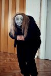 Probenfoto von 'Der schwarze Hund', Figurenspielerin Julia Raab mit Doppelmaske im WUK Theater Quartier