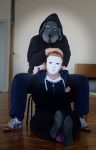 Probenfoto von 'Der schwarze Hund', Figurenspielerin Julia Raab und Anja Schwede mit Maske im WUK Theater Quartier