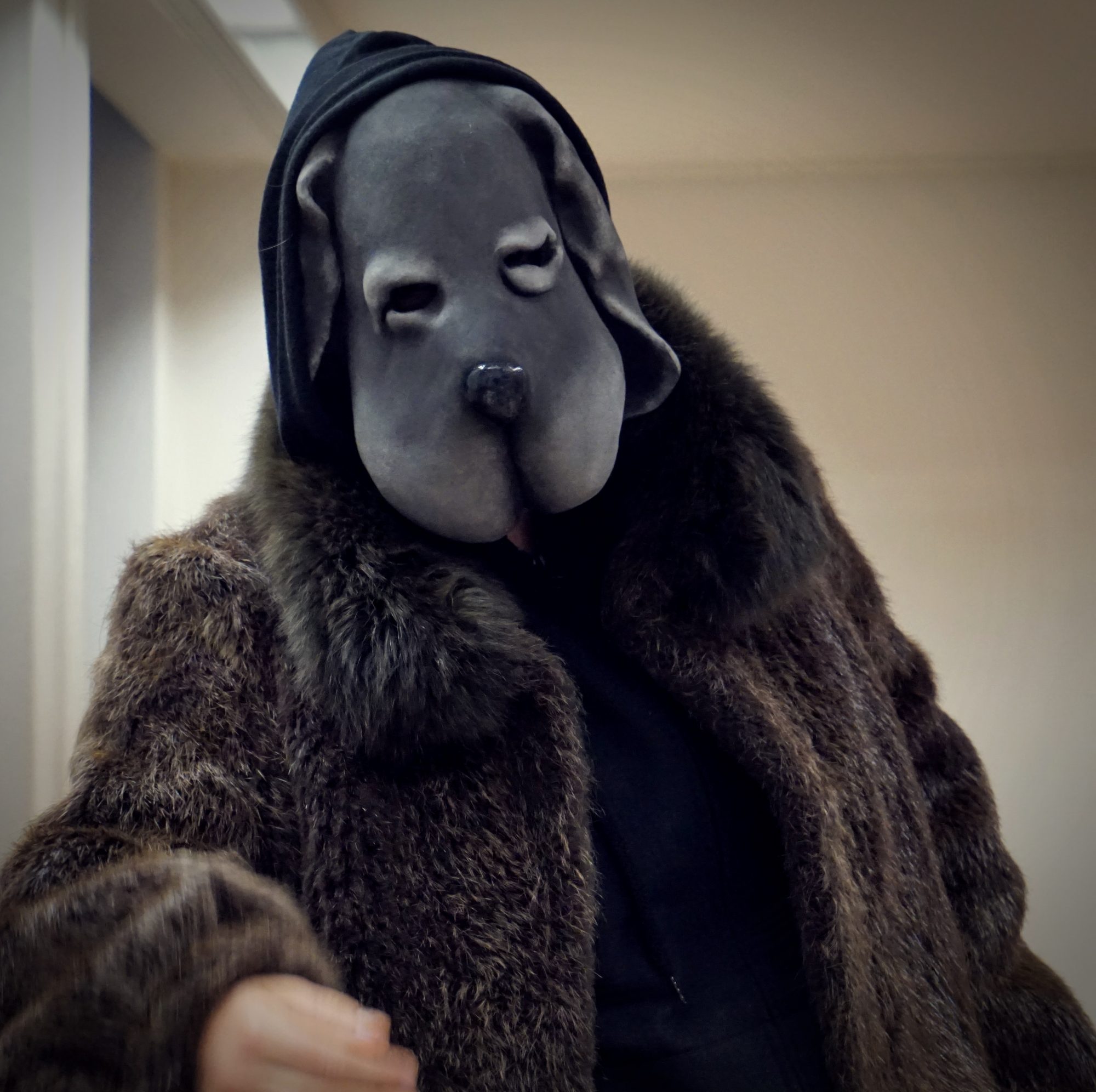 Probenfoto 'Der schwarze Hund', Figurenspielerin Julia Raab mit Vollmaske