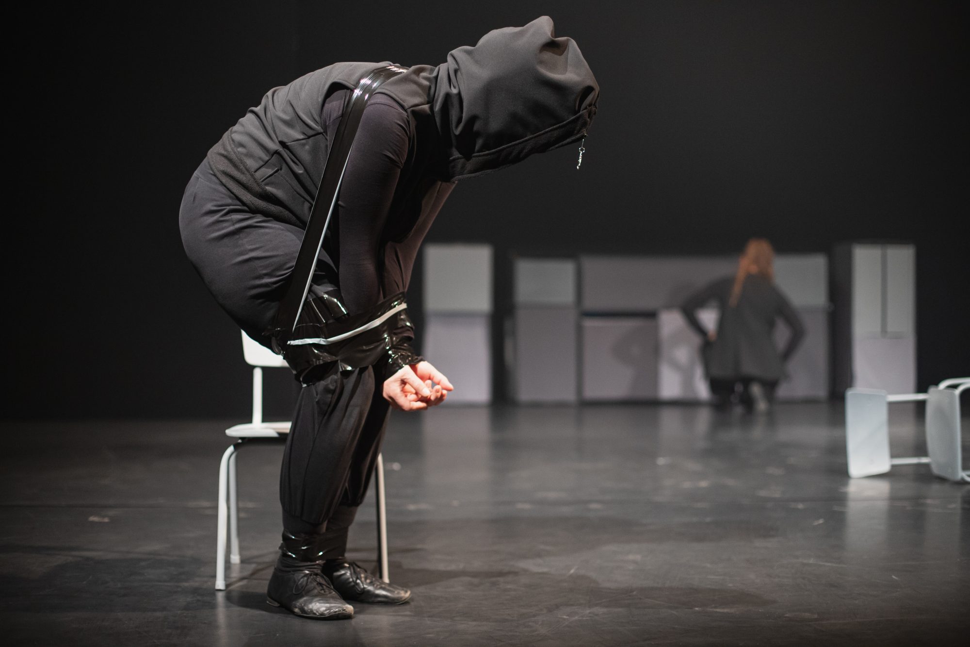Szenenfoto aus der Figurentheaterproduktion 'Der schwarze Hund' zum Thema Depression von Figurenspielerin Julia Raab und Anja Schwede, Foto: Julia Fenske