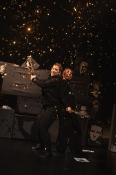 Szenenfoto aus der Figurentheaterproduktion 'Der schwarze Hund' zum Thema Depression von Figurenspielerin Julia Raab und Anja Schwede, Foto: Julia Fenske
