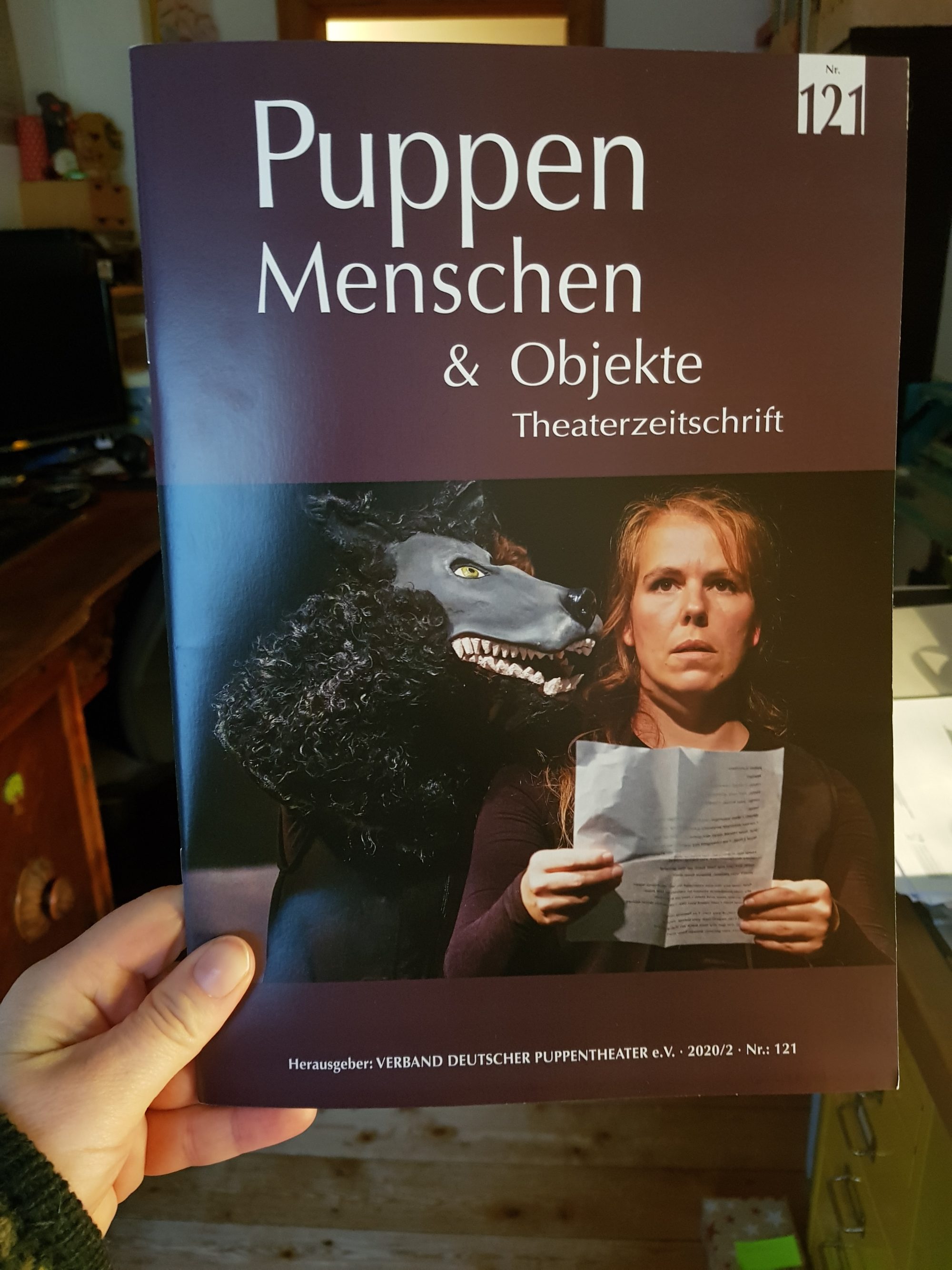Titelseite der Theaterzeitschrift 'Puppen Menschen & Objekte', Ausgabe Nr. 121 (2020/2), Szenenfoto von 'Der schwarze Hund' von Fotographin Julia Fenske