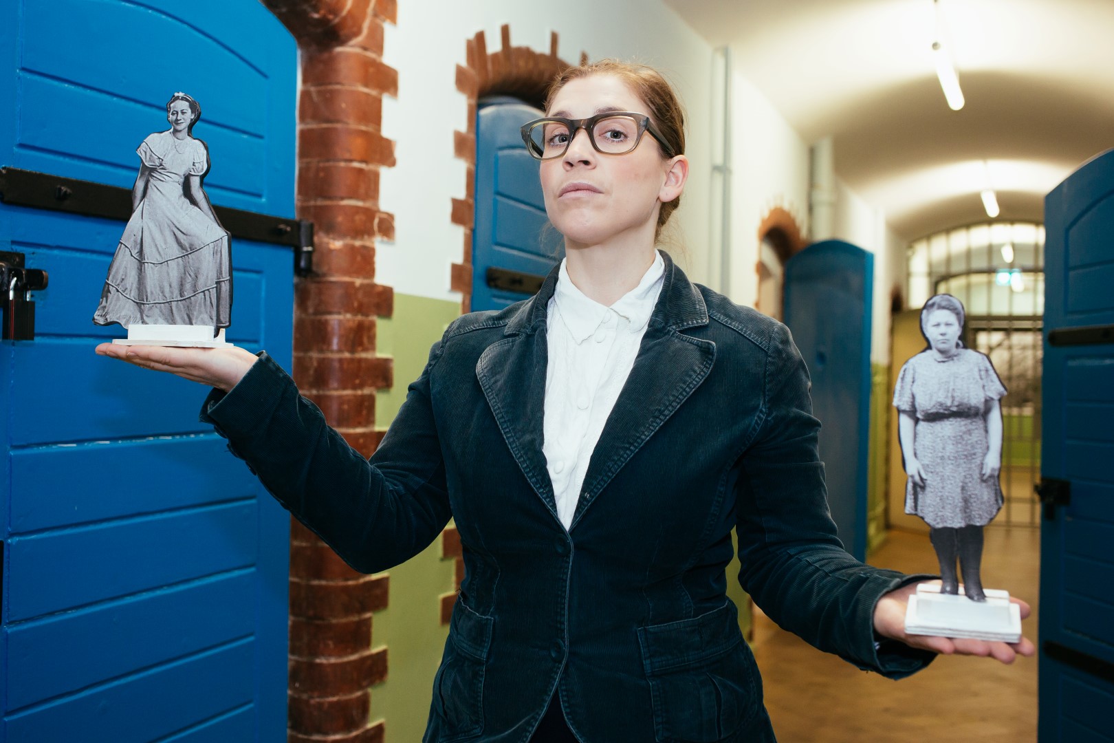Figurenspielerin Julia Raab in der Gedenkstätte ROTER OCHSE mit Flachfiguren der Produktion 