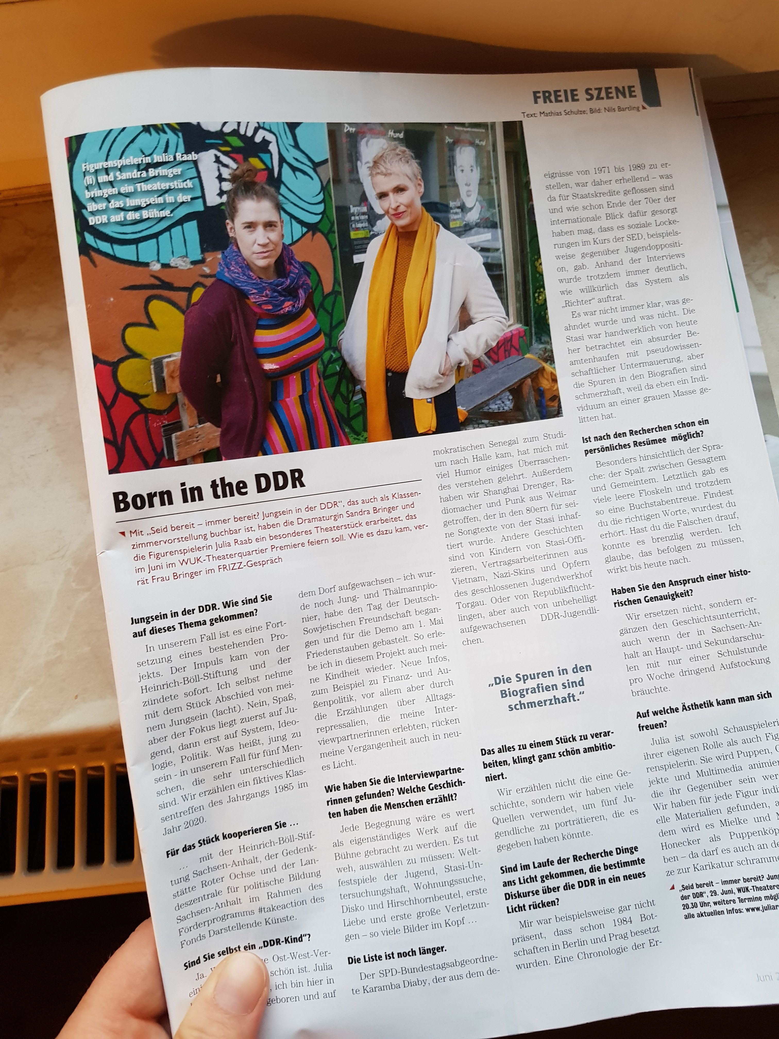 Interview im FRIZZ Magazin mit Dramaturgin Sandra Bringer über die Produktion "Seid bereit - immer bereit? Jung sein in der DDR" mit Figurenspielerin Julia Raab