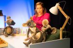 Szenenfoto von "Frederick", Inszenierung des Puppentheater am Anhaltischen Theater in Dessau, Regie: Kerstin Dathe, Spiel: Julia Raab; Foto: Claudia Heysel