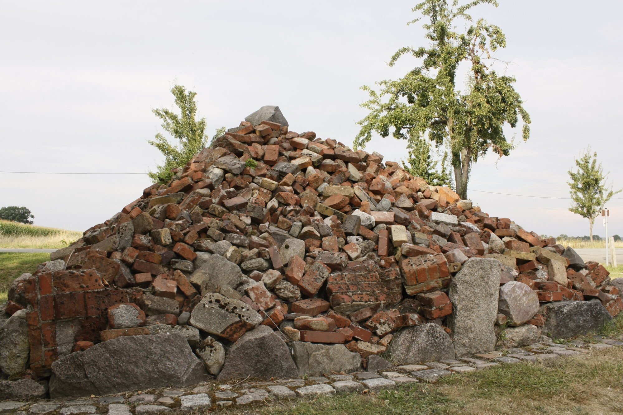 Denkpyramide an der Gedenkstätte zur Erinnerung an die Zwangsaussiedlungen an der ehemaligen innerdeutschen Grenze zwischen Vockfey und Pommau