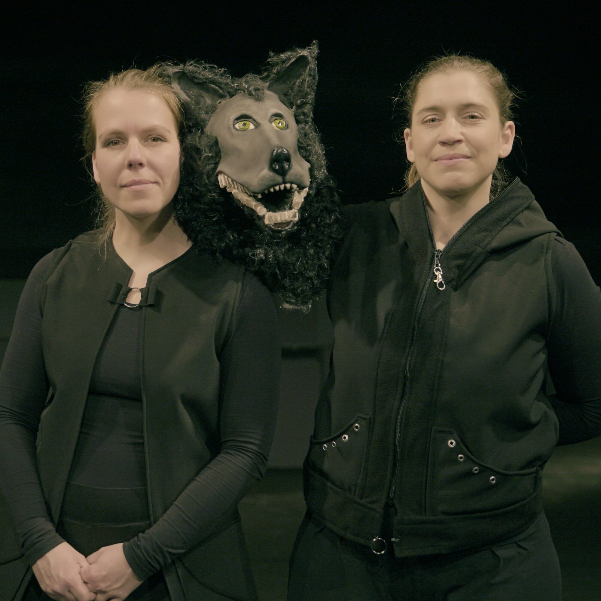 Theaterpädagogin Anja Schwede, der schwarze Hund und Figurenspielerin Julia Raab (v.l.n.r.); Foto: Christoph Bockisch für MDR Kultur