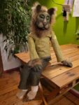 Tischfigur mit Katzenkopf, Puppenkostüm, Figurenspielerin Julia Raab, Atelier fiese8