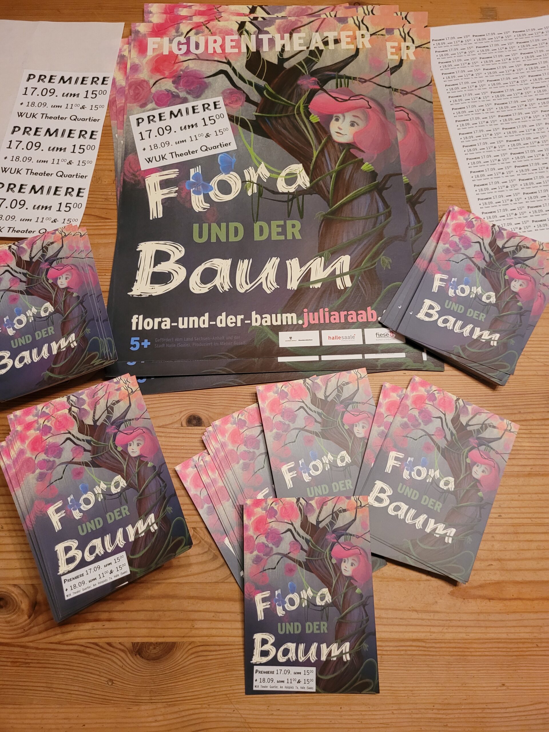 Etikettierte Plakate und Postkarten für die Figurentheaterproduktion "Flora und der Baum" von und mit Figurenspielerin Julia Raab