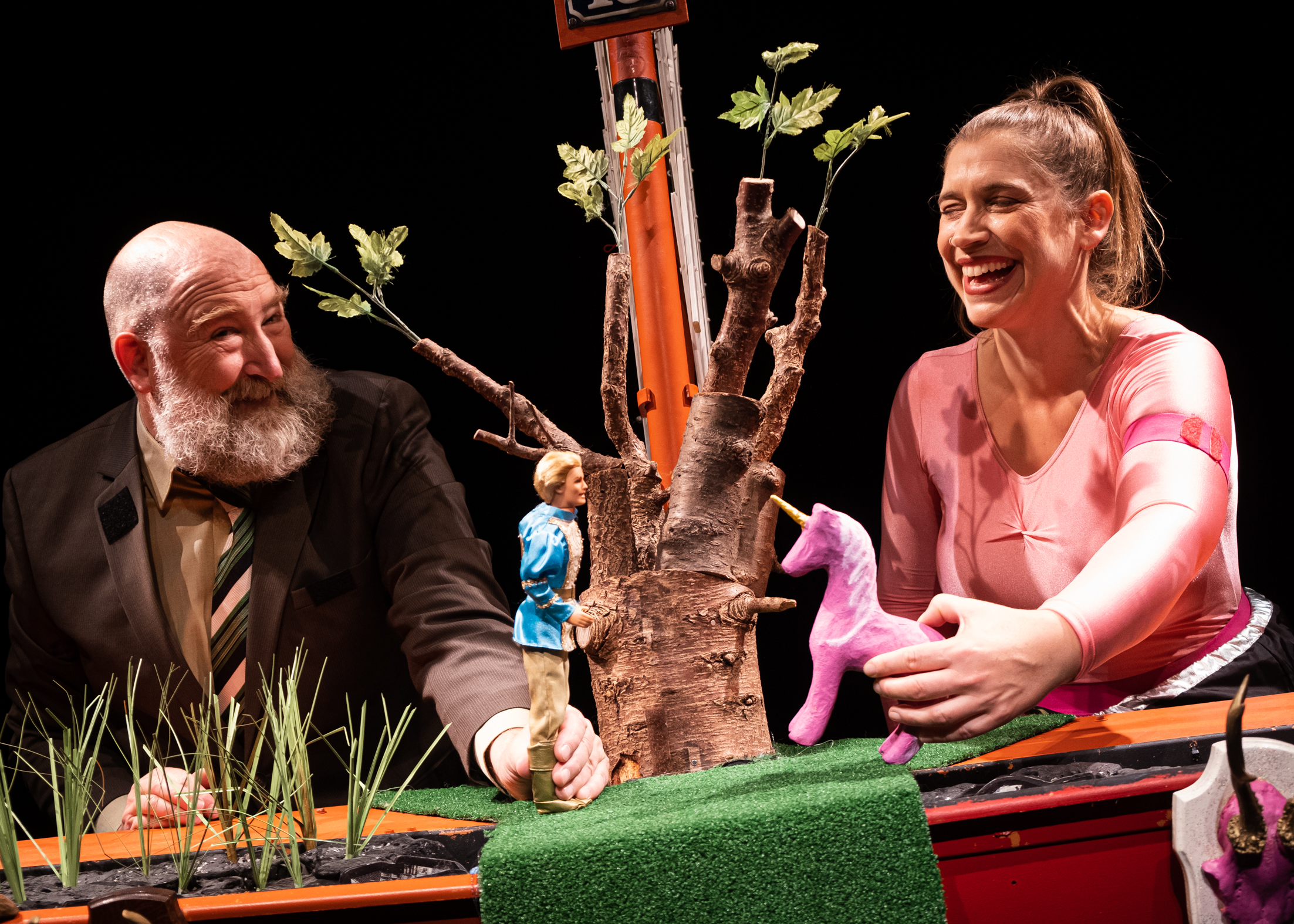 Szenenfoto "Flora und der Baum", Figurentheaterproduktion von Figurenspielerin Julia Raab; Foto: Julia Fenske