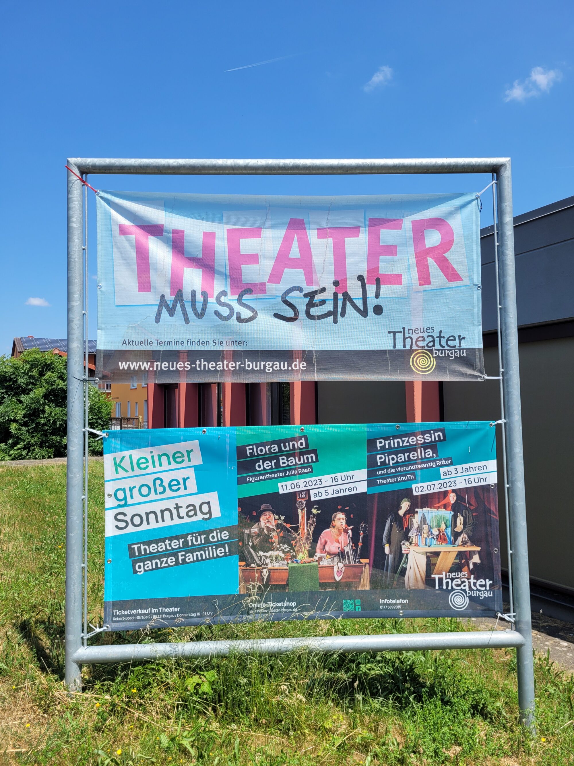 Werbebanner vor dem Neuen Theater Burgau