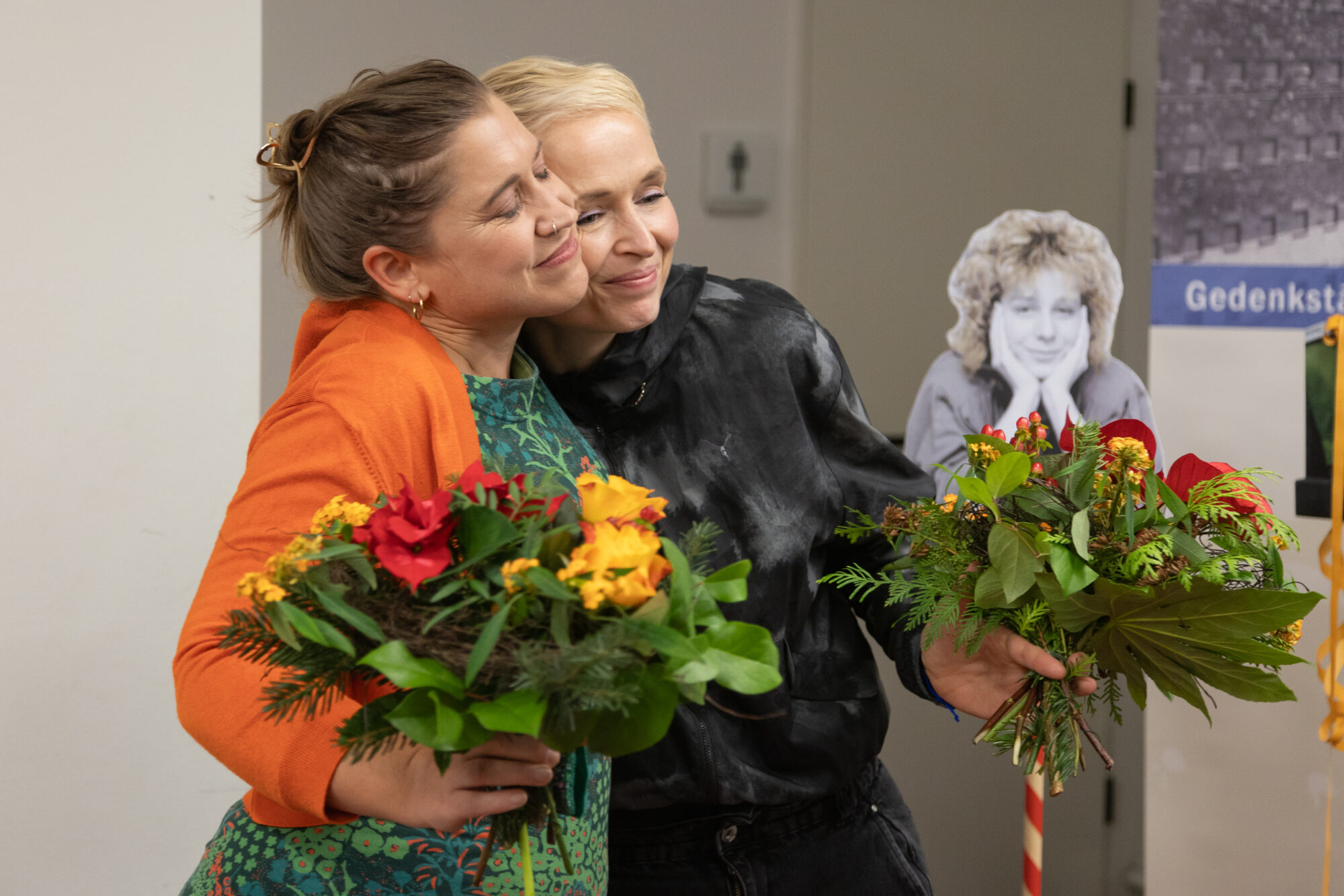 Figurenspielerin Julia Raab und Dramaturgin Sandra Bringer nach der Auftakt-Veranstaltung zum 10-jährigen Jubiläum in der Gedenkstätte ROTER OCHSE; Foto: Julia Fenske