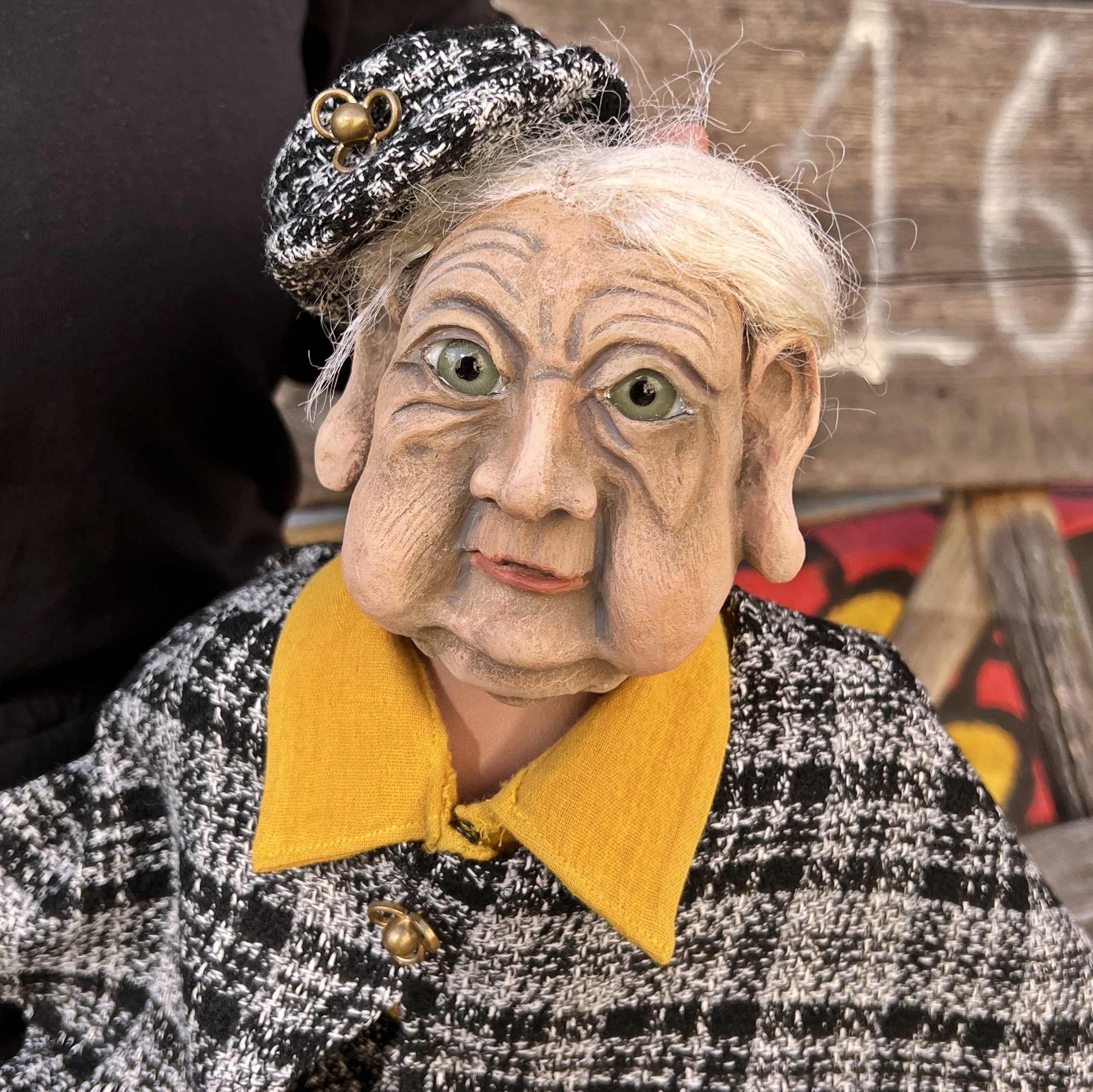 Figur Oma aus "Oma - Wie Kalle ein neues Zuhause fand", Foto: Kristin Fabig