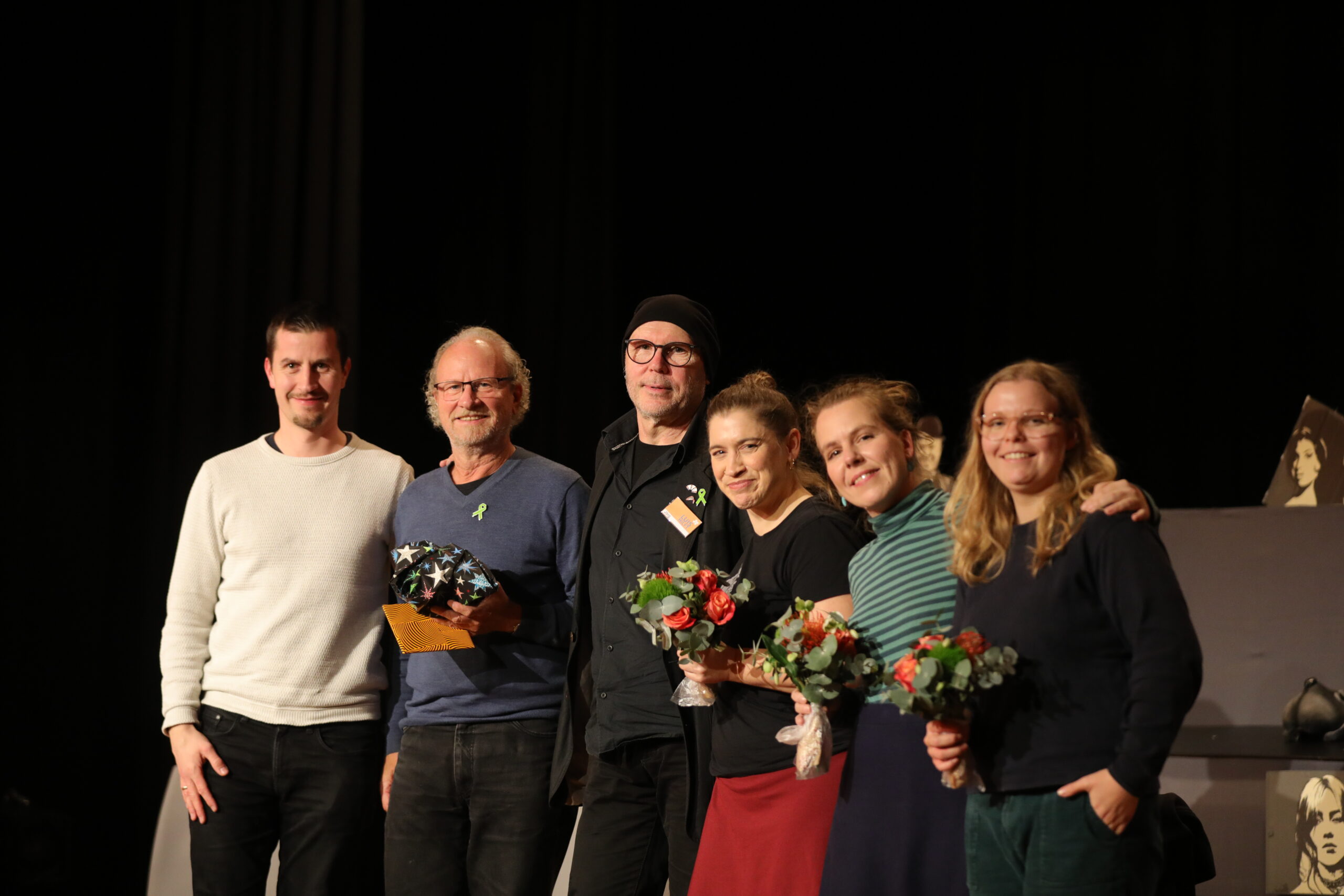 v.l.n.r. Sebastian Leinweber, Moderator des Nachgesprächs, Dr. Weinsberg, Jörg Engelhardt von LUIS HILFT e.V., Figurenspielerin Julia Raab, Theaterpädagogin Anja Schwede, Technikerin Tessa Scheffler, nach der Vorstellung von "Der schwarze Hund" im Bürgerhaus Hausen, Foto: Matthias Bork