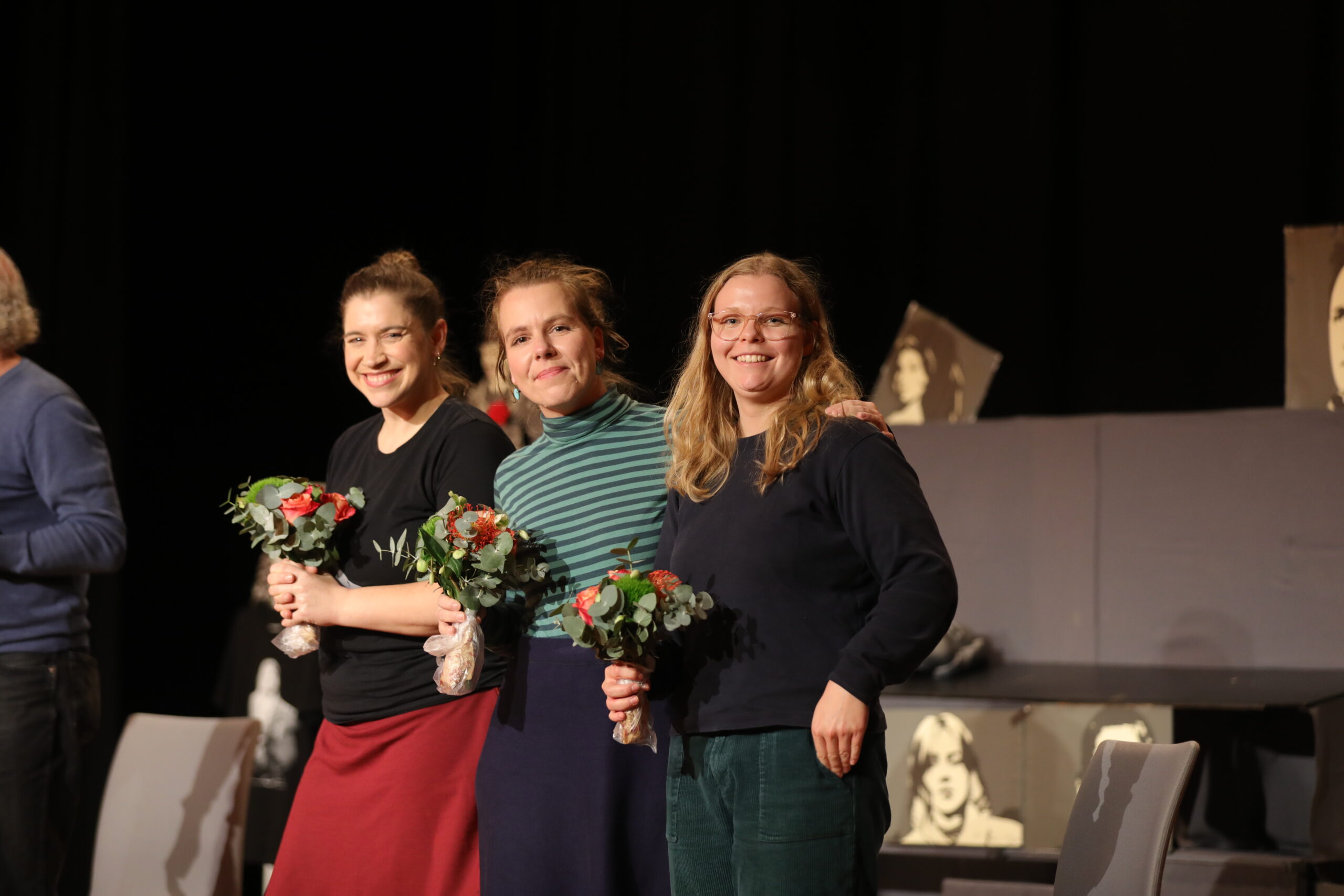 v.l.n.r. Figurenspielerin Julia Raab, Theaterpädagogin Anja Schwede, Technikerin Tessa Scheffler, Team der Produktion "Der schwarze Hund", Foto: Matthias Bork