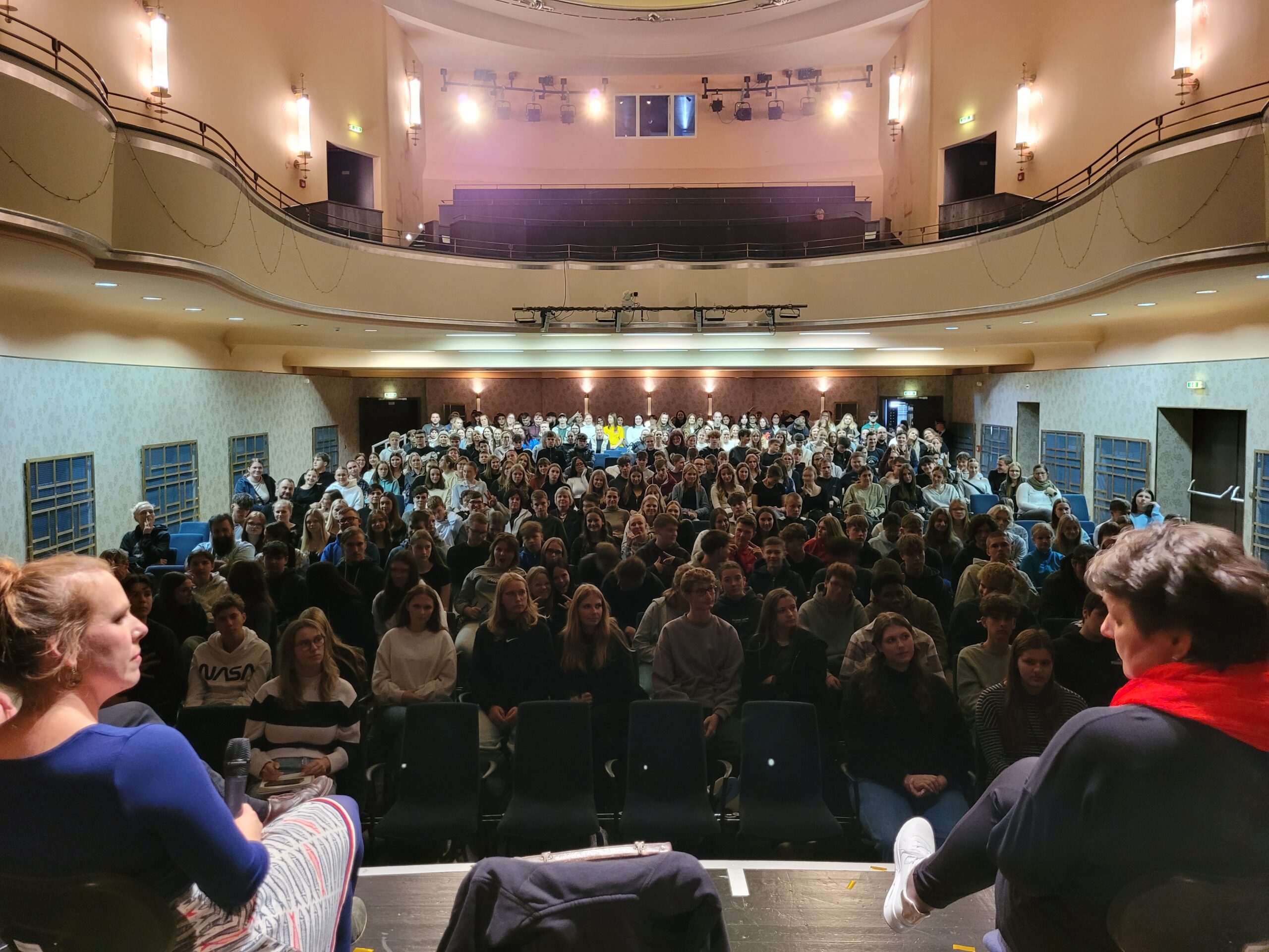 Volles Haus im Theaterim Capitol in Zeitz zu "Der schwarze Hund" von und mit Anja Schwede und Julia Raab