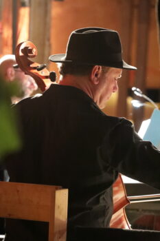 Christoph Schenker am Violoncello in "Gundermann - Engel übder dem Revier", Kunstrasen e.V. Leipziger; Foto: Dr. Ria Hennebach