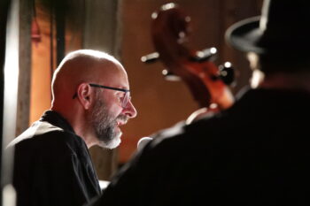 Ekky Meister am Klavier in "Gundermann - Engel übder dem Revier", Kunstrasen e.V. Leipziger; Foto: Dr. Ria Hennebach
