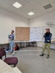 Auftakttreffen für Projekt: Seelenzikus, Musiker Alexander Hohaus und Illustrator Yves Paradis vor Ideenplakat; Foto: Sandra Bringer