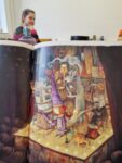 Auftakttreffen Projekt: Seelenzirkus, Illustartion aus dem Buch "Der rote Baum" von Shaun Tan, im Hintergrund Figurenspielerin Julia Raab; Foto: Sandra Bringer