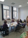 Auftakttreffen Projekt: Seelenzirkus, Team im Gespräch mit Psychotherapeutin Theresa Gnadt; Foto: Sandra Bringer