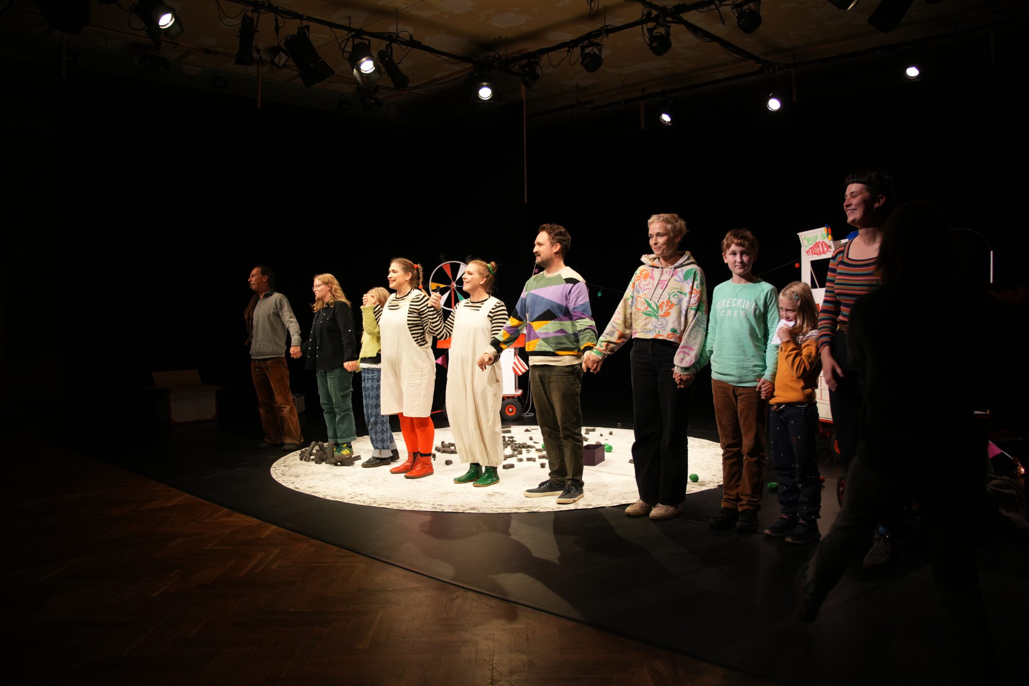 Carsten Bach, Tessa Scheffler, Lotte Hilda bach, Julia Raab, Anja Schwede, Alexander Hohaus, Sandra Bringer, Caspar Bartling, Hedi Bartling, Charlotte Jautz (v.l.n.r.), Team der Produktion