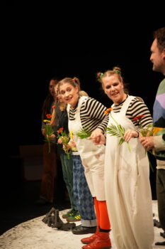 Julia Raab und Anja Schwede (v.l.n.r.) + Team der Produktion "Mikas Seelenzirkus" zur Premiere im WUK Theater Quartier in Halle (Saale)
