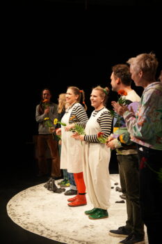 Team der Produktion "Mikas Seelenzirkus" zur Premiere im WUK Theater Quartier in Halle (Saale)