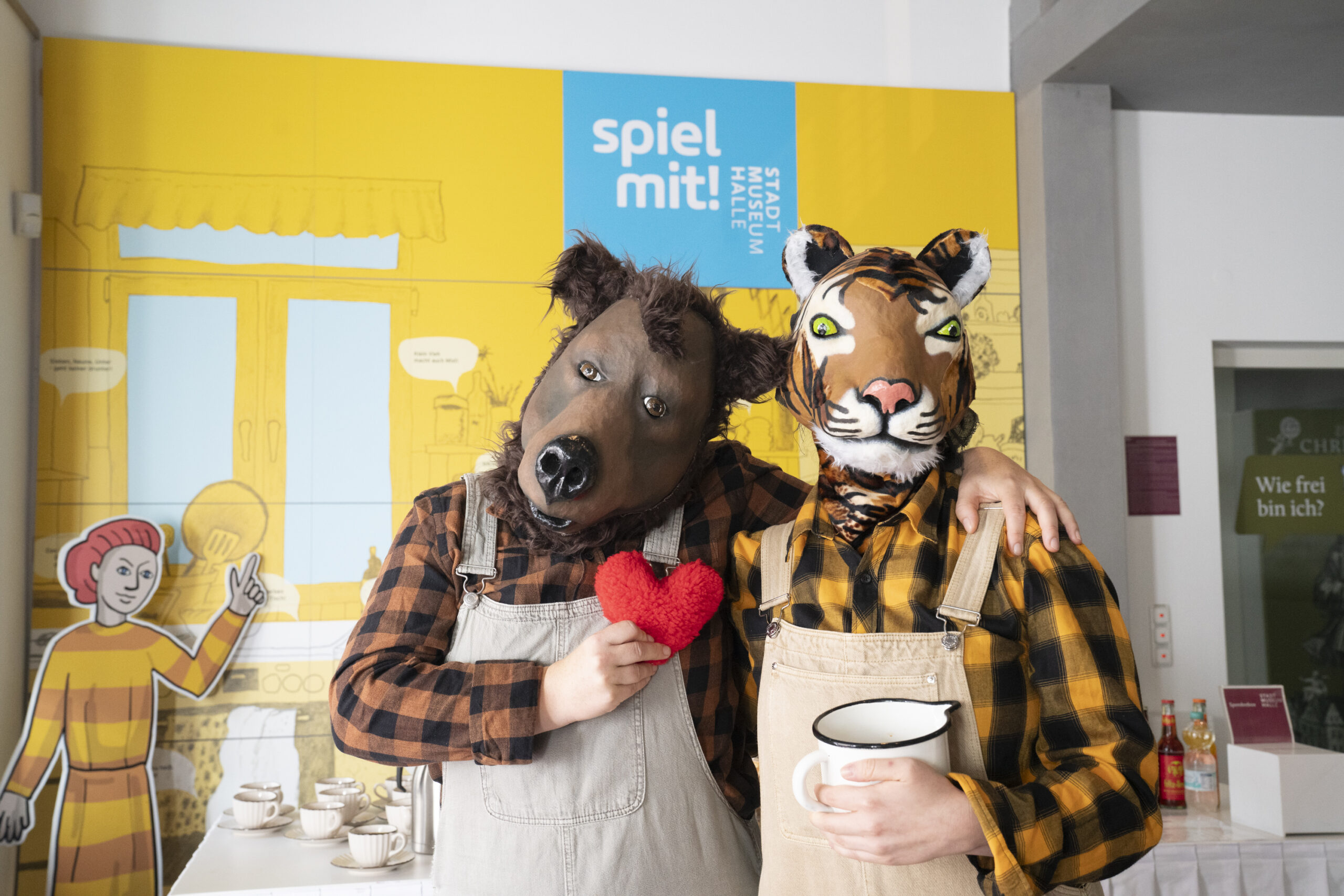 "Tiger & Bär" bei der Ausstellungseröffnung "Spiel Mit!" im Stadtmuseum Halle (Saale); Foto: Joachim Blobel